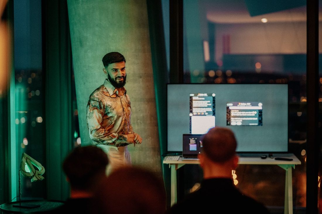 Sam Ghaziani bei einem Treffen mit Creatorn aus der Community